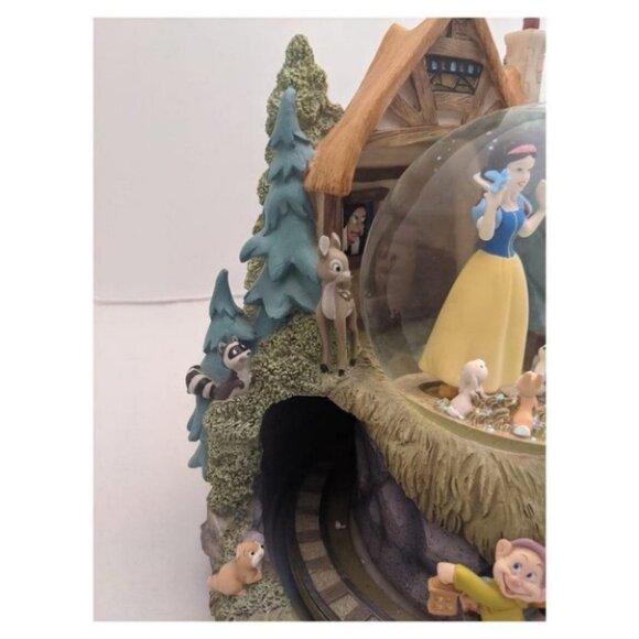 Disney SNOW WHITE & SEVEN DWARVES large Music SNOW GLOBE collectible holidays - Picture 9 of 13